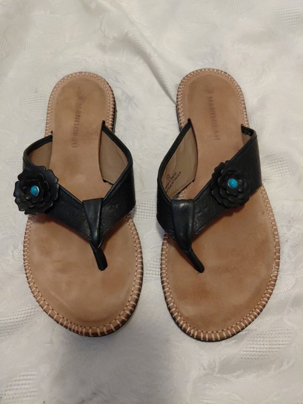 Manitobah Women's Tooled Leather Flip Flop Sandals Black Flower Applique Size 10